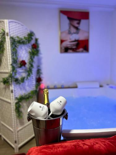 - un seau avec 2 bouteilles de champagne devant la baignoire dans l'établissement Romantic Room - Jaccuzi Privé -Appartement Cannes, à Cannes