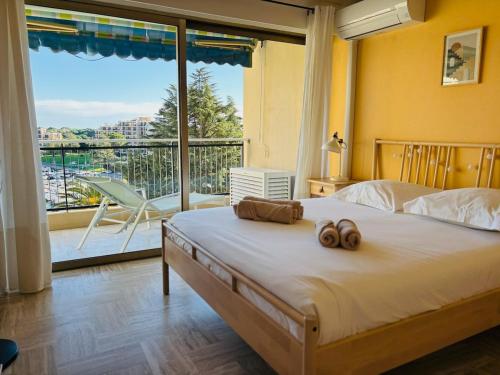 une chambre avec un lit avec deux serviettes dessus dans l'établissement Le Pamplemousse - Stunning 1 Bedroom Quiet Pool, à Mandelieu-la-Napoule