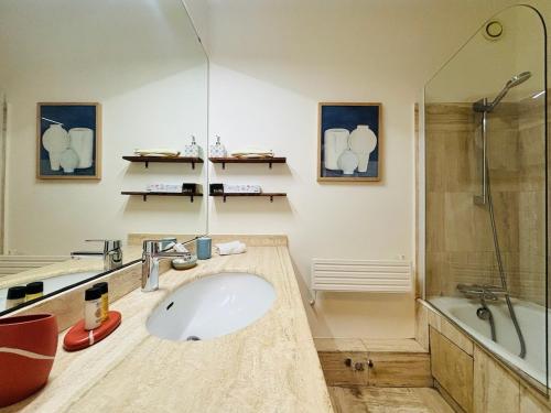 une salle de bain avec un lavabo et une douche dans l'établissement Le Pamplemousse - Stunning 1 Bedroom Quiet Pool, à Mandelieu-la-Napoule