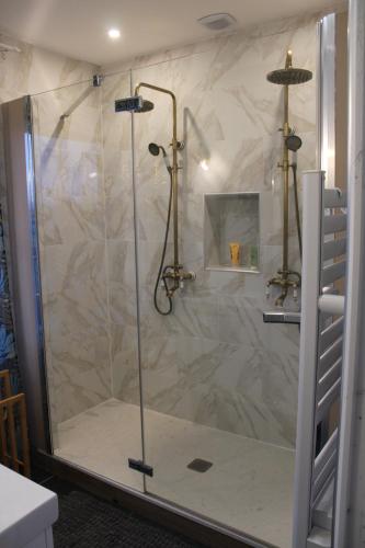 una ducha con puerta de cristal en un baño en Acropole 2, en Cherbourg-en-Cotentin