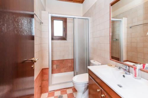 Ένα μπάνιο στο Beachfront Stone House - Samos Seaview Retreat