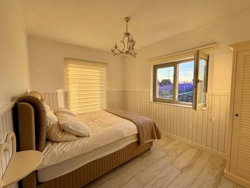 a bedroom with a bed and a window at FLH - Algo Bueno in Suceava