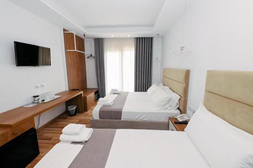 Una cama o camas en una habitación de Bianco Hotel