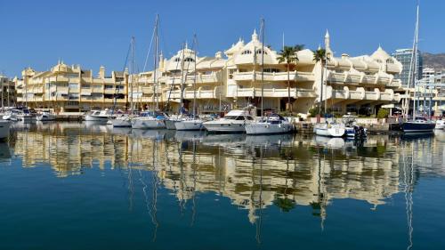 Flamingo Top Suite y Piscina junto a Puerto Marina