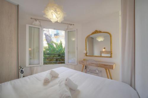 une chambre avec un lit blanc et une fenêtre dans l'établissement studio superbe et moderne A0B200, à Cannes