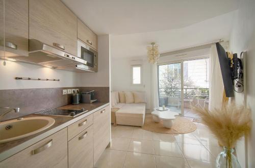 Il comprend une cuisine avec un lavabo et des toilettes. dans l'établissement studio superbe et moderne A0B200, à Cannes