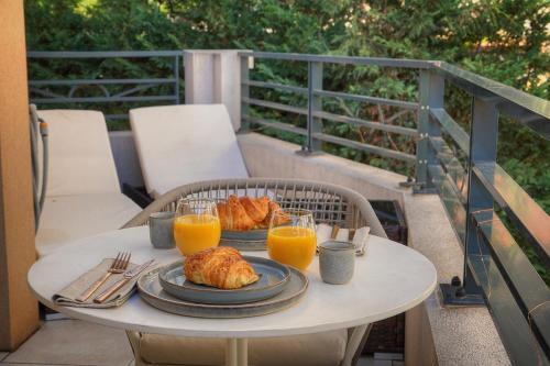 une table avec une assiette de nourriture et du jus d'orange dans l'établissement studio superbe et moderne A0B200, à Cannes