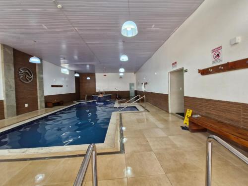 a large swimming pool in a large building at Flat Cavalinho Branco apt 610 in Águas de Lindóia