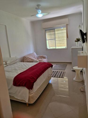 a bedroom with a large bed and a window at Flat Cavalinho Branco apt 610 in Águas de Lindóia