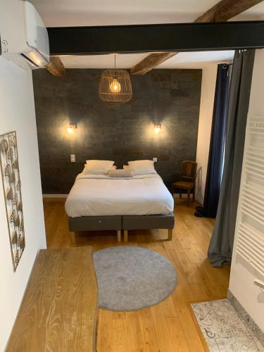 1 dormitorio con 1 cama en una habitación con alfombra en restaurant Dame L'Oie, en Pernes-les-Fontaines