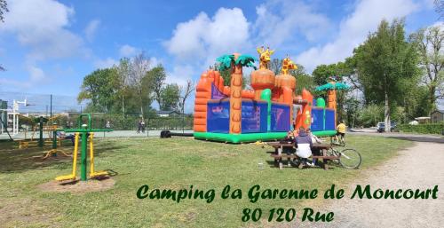 Herní místnost nebo prostor pro děti v ubytování Camping et Gîte La Garenne de moncourt baie somme