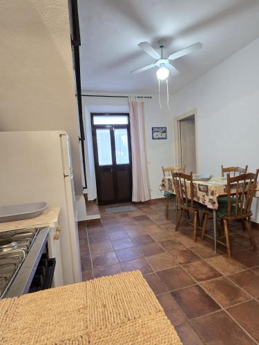 a kitchen and dining room with a table and chairs at Casa rosa in Palau
