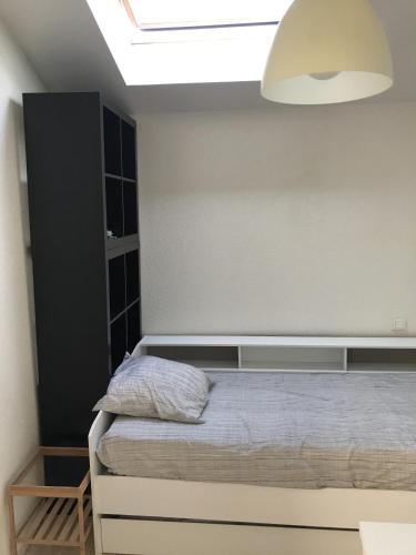 - une chambre avec un lit et un plafond lumineux dans l'établissement Apartment Villeurbanne, à Villeurbanne