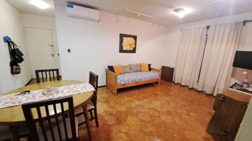 una sala de estar con una mesa y un sofá en Colon Apartment, en Mendoza