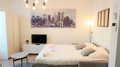 une chambre avec un lit et une télévision dans l'établissement Proche Carlton & Croisette, Appartement 303, à Cannes