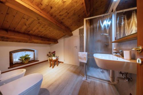 a bathroom with two sinks and a toilet at Casa Giovannella in Feltre
