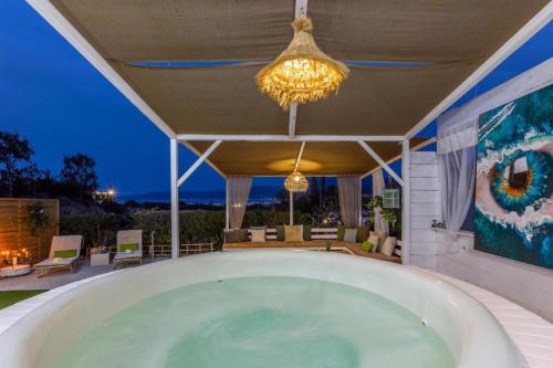Πισίνα στο ή κοντά στο White Cycladic House with Jacuzzi