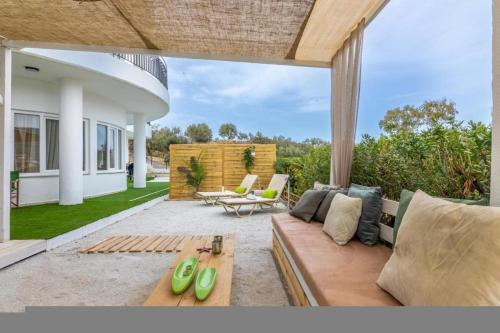Χώρος καθιστικού στο White Cycladic House with Jacuzzi