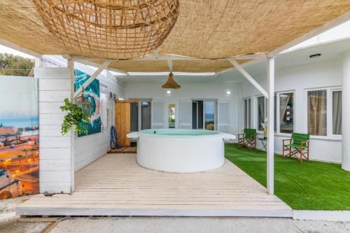 Πισίνα στο ή κοντά στο White Cycladic House with Jacuzzi