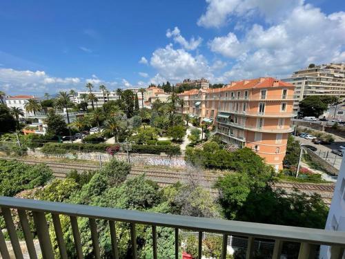 une vue d'une ville depuis un balcon dans l'établissement Mistral Seaside Studio - 200m de la Plage, à Cannes