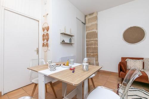 une salle à manger avec une table et des chaises dans l'établissement Cœur de Voltaire - Appartement Cosy&Design, à Paris