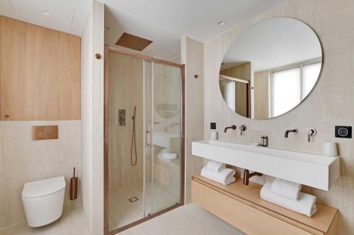 une salle de bain avec un lavabo et un miroir dans l'établissement Charming apartment - AC- 3BR-6P- Montorgueil, à Paris