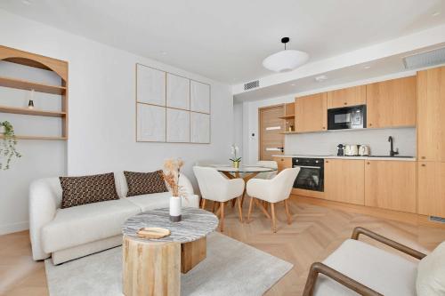 un salon avec un canapé et une table dans l'établissement Charming apartment - AC- 3BR-6P- Montorgueil, à Paris