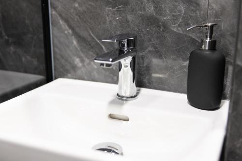 Ένα μπάνιο στο Hugo apartments
