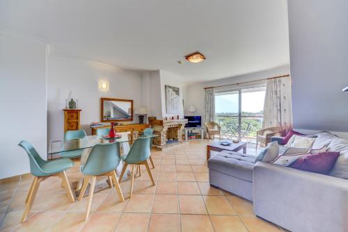 Et opholdsområde på Apartamento Vila Sol com terraço e jacuzzi privad