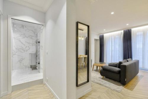 un salon avec un canapé et un miroir dans l'établissement Stylish and New 2BR Flat in the Heart of Paris, à Paris