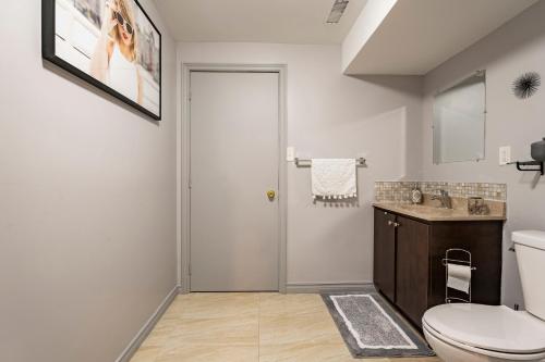 Ένα μπάνιο στο Modern, basement apartment, close to airport