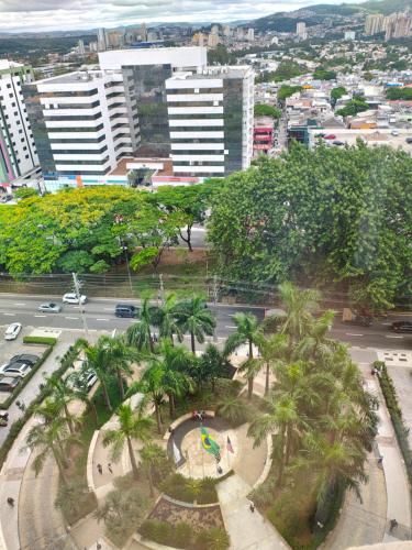 バルエリにあるFlat em Alphaville com a melhor localizaçãoのヤシの木が植えられた街並み