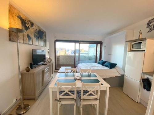 une pièce avec une table et deux chaises et un lit dans l'établissement Appartement calme avec balcon, parking, près du port de Perros-Guirec - FR-1-368-412, à Perros-Guirec