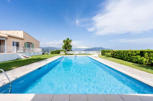 - une piscine dans l'arrière-cour d'une villa dans l'établissement Test test, à Nice