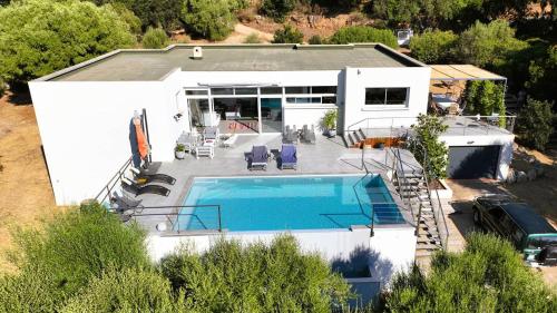 une vue aérienne d'une maison avec piscine dans l'établissement Villa Stella Diana, 12 pers, 100 m plage, à Pinarellu