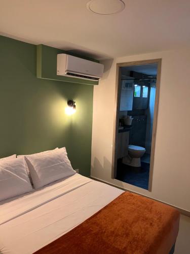 Katil atau katil-katil dalam bilik di CALI Acogedor y Completo, Apto cerca de Jardin plaza, con piscina, parqueadero y aire acondicionado