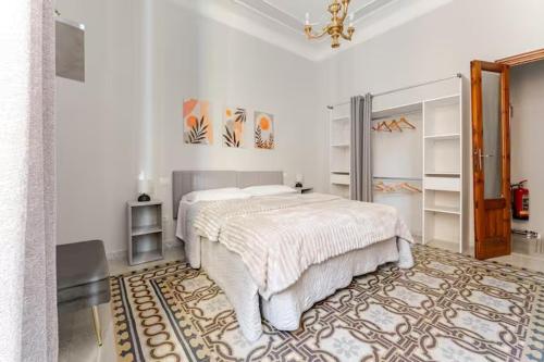 Habitación blanca con cama y alfombra en Cà nel Prión, en La Spezia