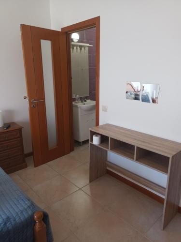 Un baño con lavabo y mesa de madera. en Apartamentos retiro t2, en Nazaré
