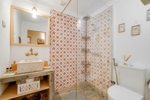 un bagno con doccia e lavandino di Monte Santo António - Alqueva a Mourão
