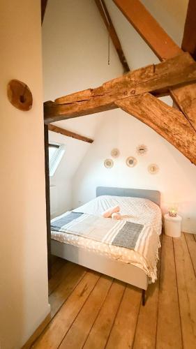 a small bedroom with a bed in the attic at Cosy Authentiek Penthouse in Antwerp