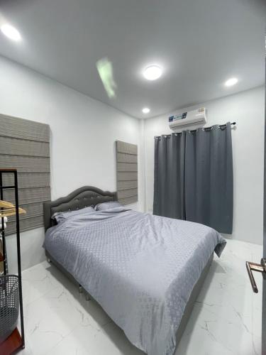 a bedroom with a bed and a shower curtain at บ้านพักขอนแก่น in Ban Nong Waeng