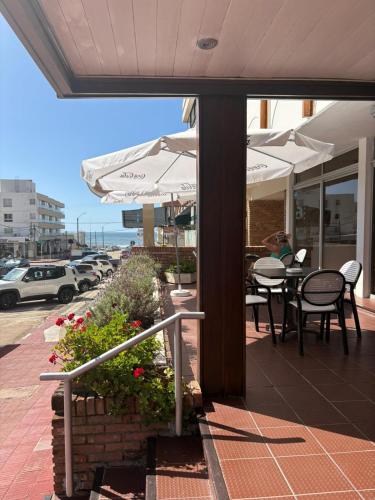 Un restaurante u otro lugar para comer en Hotel Alhambra