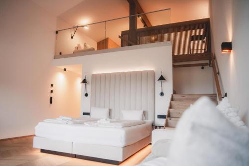 sypialnia z 2 łóżkami i loft w obiekcie Ferienwelt Kesselgrub Hotel in Altenmarkt-Zauchensee w mieście Altenmarkt im Pongau
