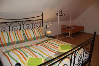 Tempat tidur dalam kamar di Ferienhaus Weißbacher Wien