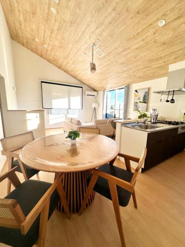 a kitchen and living room with a table and chairs at Hoco 富士急ハイランド in Funatsu