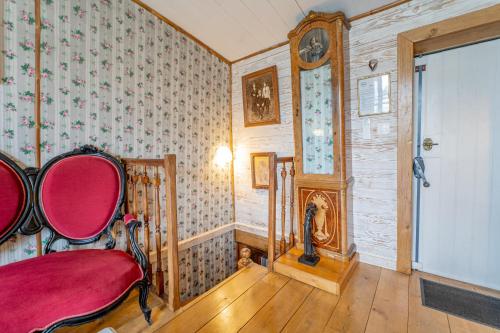 a room with a clock on the wall and a chair at Superbe Péniche En Centre Ville in Bordeaux