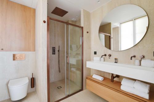 une salle de bain avec une douche, un lavabo et un miroir dans l'établissement Appartement Moderne - 3BR-6P - Montorgueil, à Paris