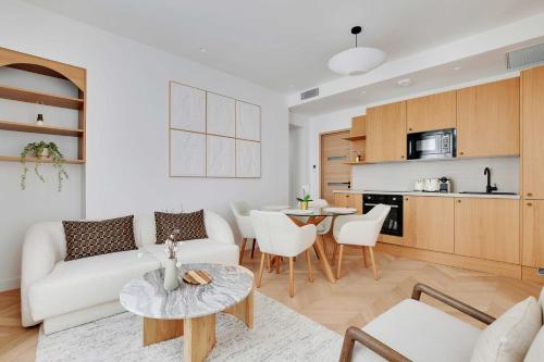 un salon avec un canapé et une table dans l'établissement Appartement Moderne - 3BR-6P - Montorgueil, à Paris
