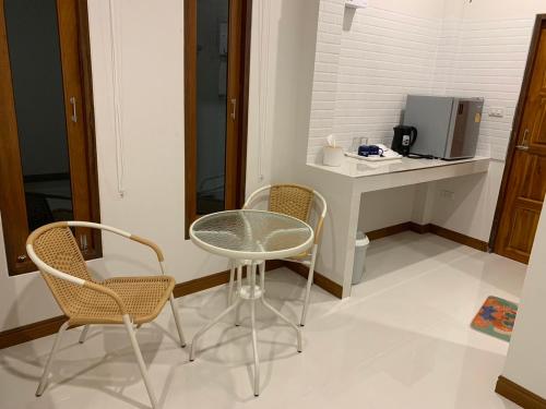 a room with a table and two chairs and a desk at Sisters Home ที่พักใกล้สวนพฤกษศาสตร์ ระยองแหลมแม่พิมพ์ in Ban Ko Kok