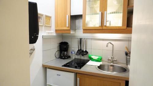 une cuisine avec un évier et un plan de travail dans l'établissement Proche Croisette, Studio Cosy by Palmazur, à Cannes